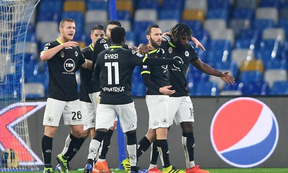 Napoli, sconfitta clamorosa: lo Spezia espugna lo Stadio Maradona in inferiorità numerica 