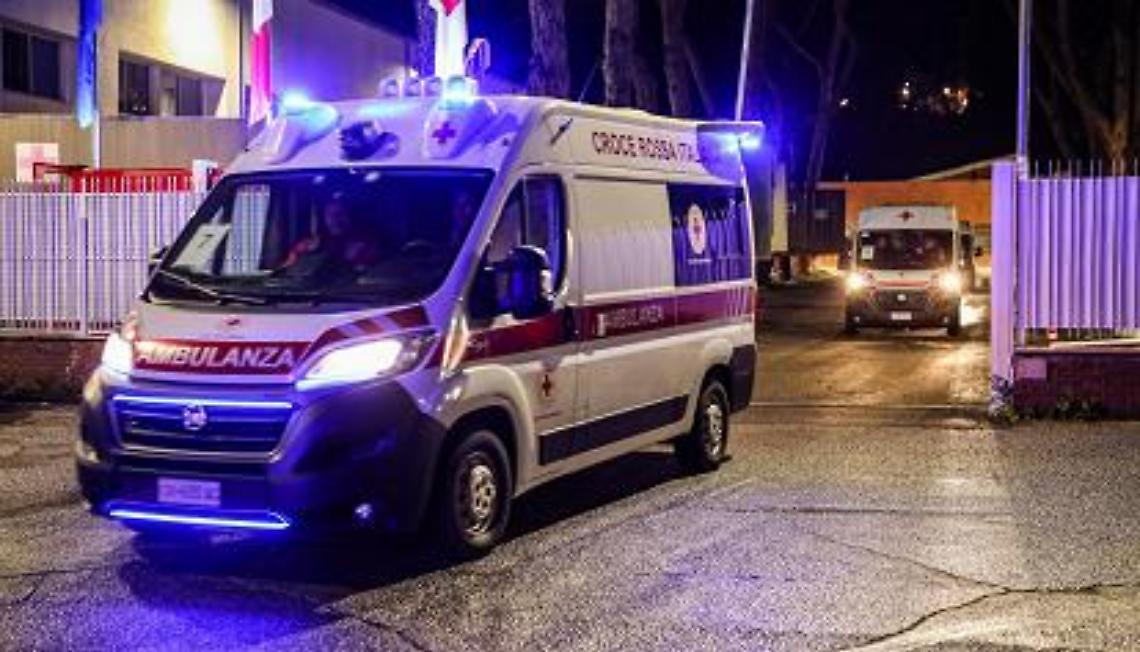 Bimba scende dall’auto in panne: travolta e uccisa