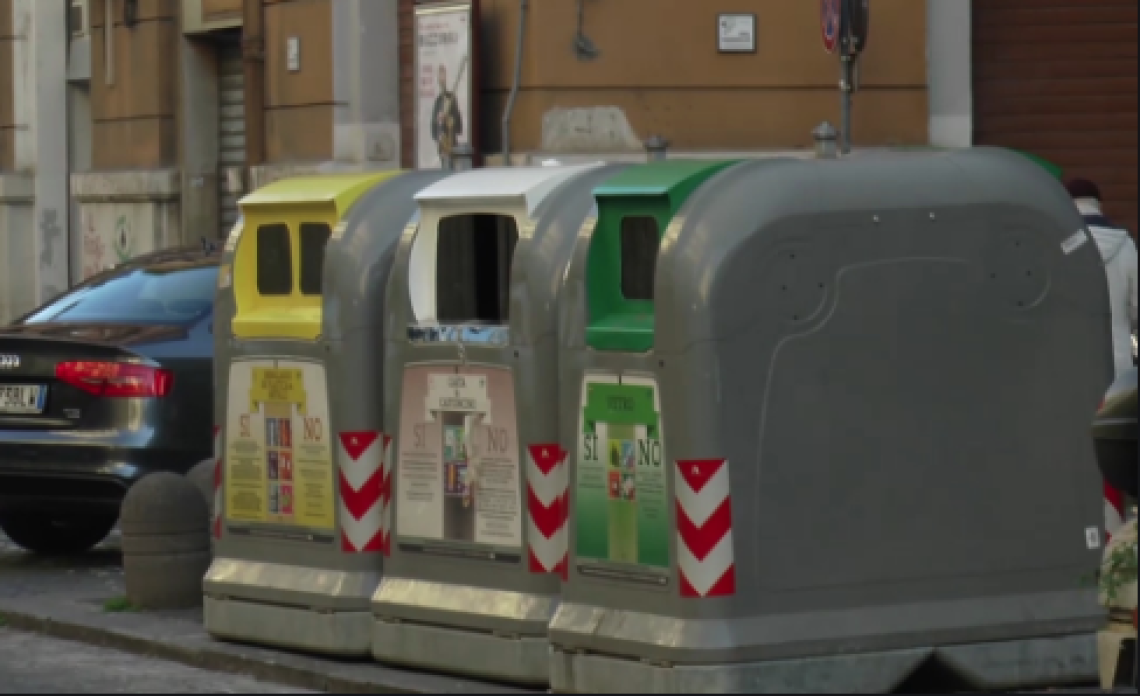 Differenziata, controlli a Chiaia: multe a negozi, ristoranti e impresa cinematografica