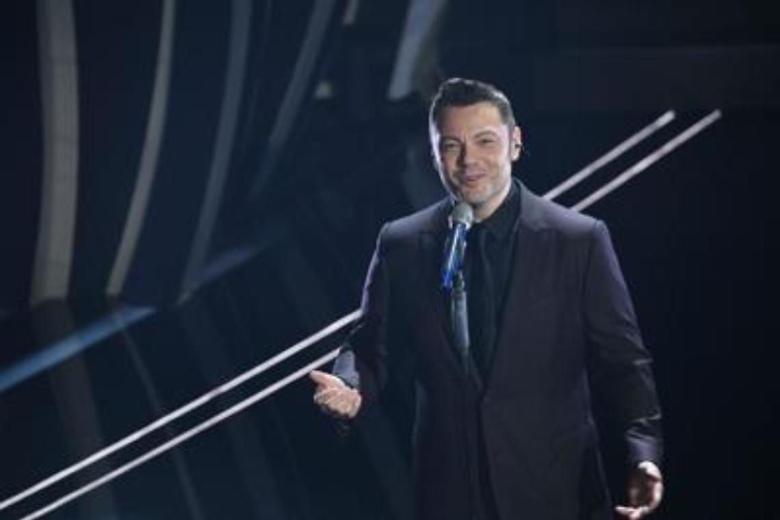 Sanremo fa le ore piccole, Tiziano Ferro lancia “#Fiorellostattezitto"