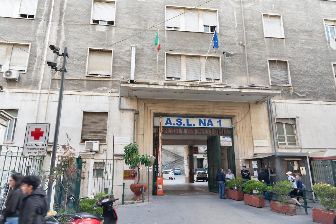 Gli nega la connessione on-line gratuita e lo accoltella alla testa 