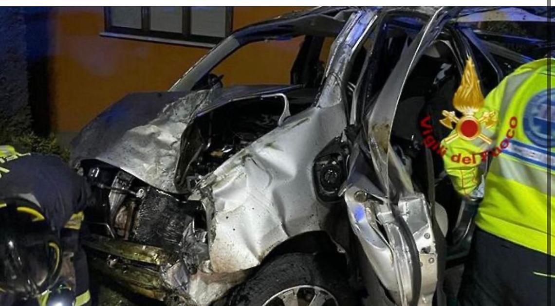 Drammatico incidente: 17enne impenna con l'auto e si schianta 