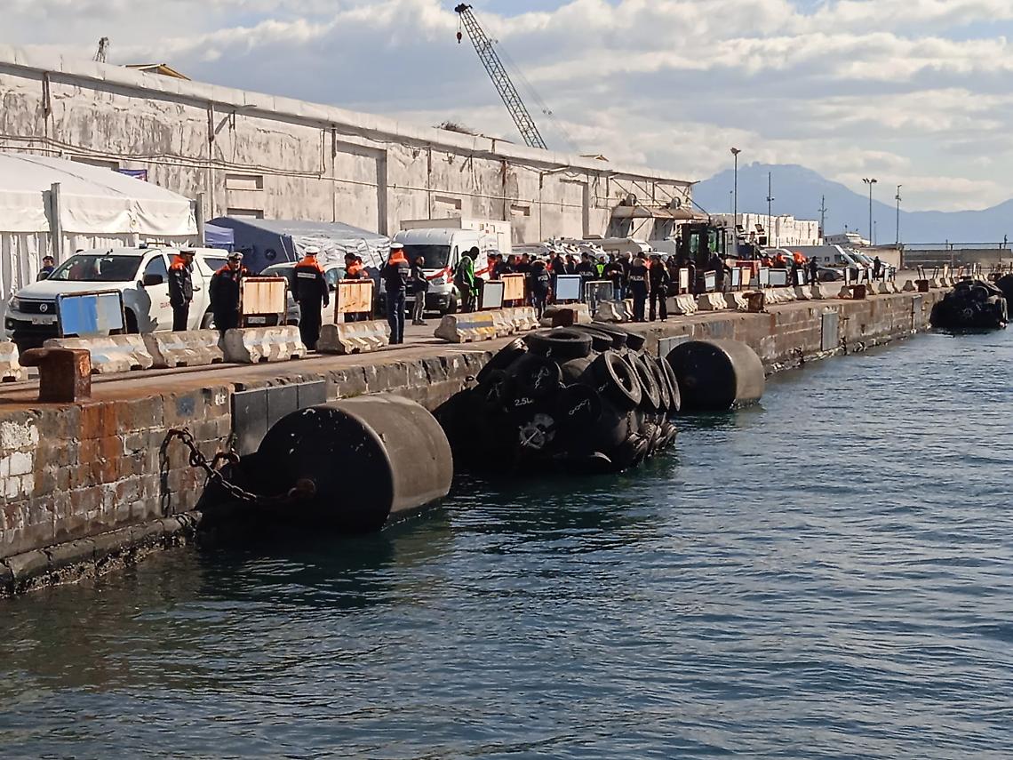 Attraccata nel porto di Napoli l'Humanity 1, a bordo 134 migranti