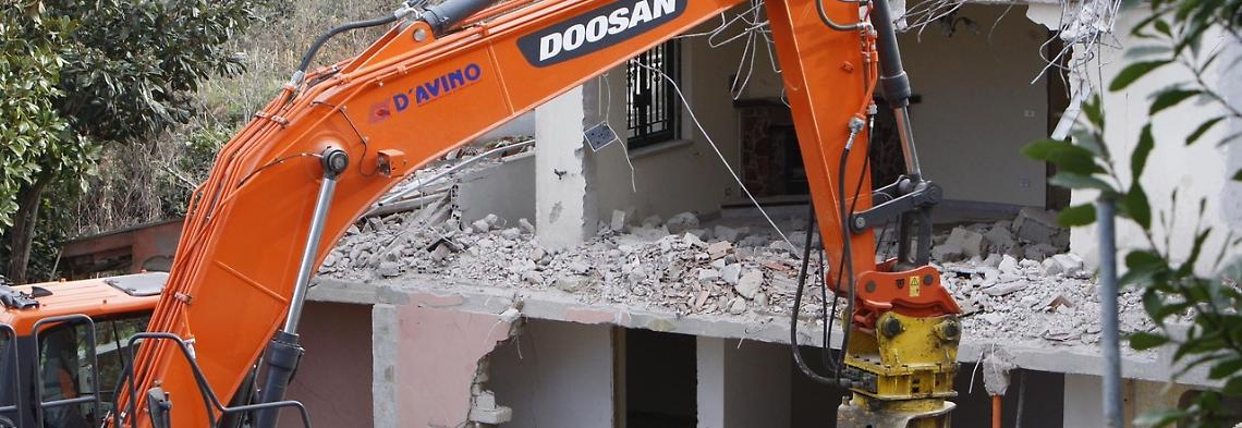 Abbattimenti, salvare le case di necessità