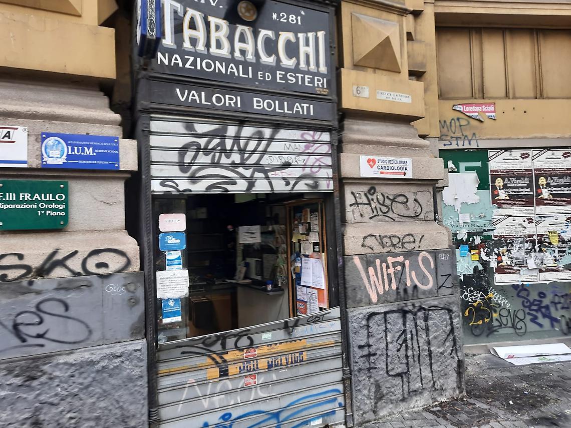 Devastato storico tabacchi in piazza Nicola Amore. La "banda della spaccata" colpisce nella notte 