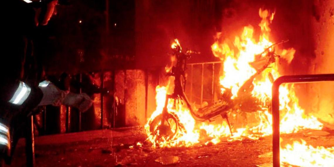 Incendio nella notte, in fiamme auto e 6 scooter