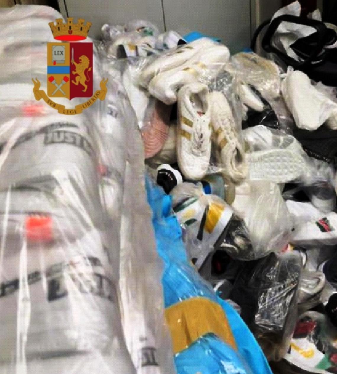 Porta Nolana, sorpreso con merce contraffatta: denunciato