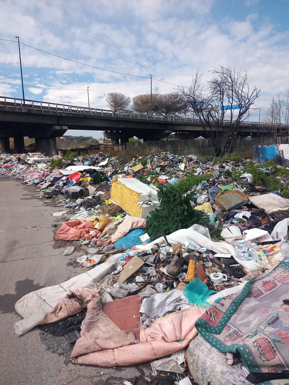 Rifiuti, Borrelli: ancora accumuli vicino al campo rom di Scampia
