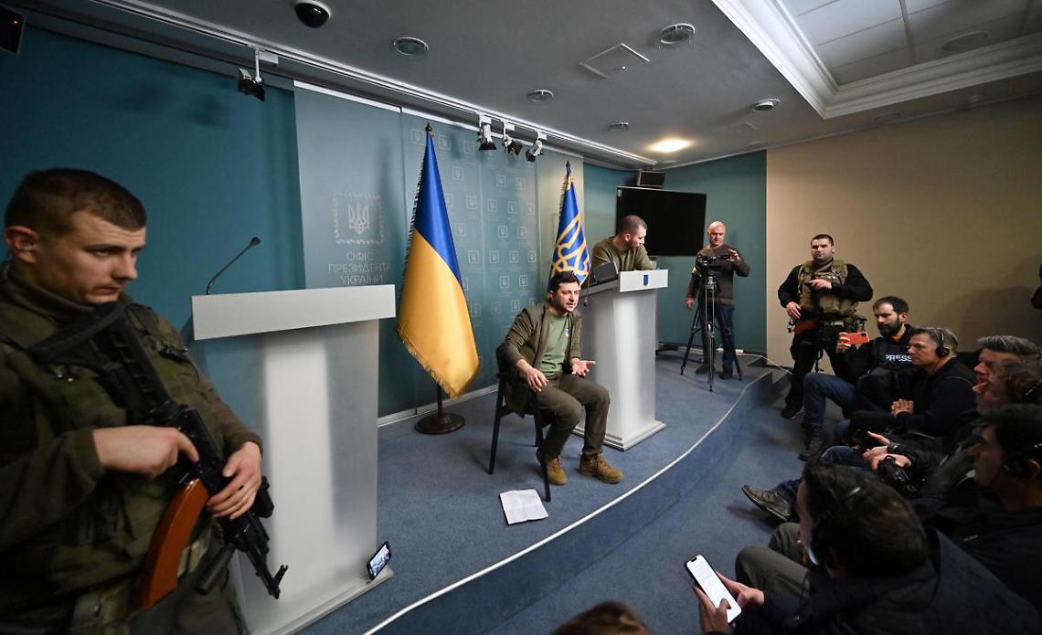 Guerra Ucraina-Russia, Zelensky sente Johnson: «Ok nuove sanzioni e azioni comuni»