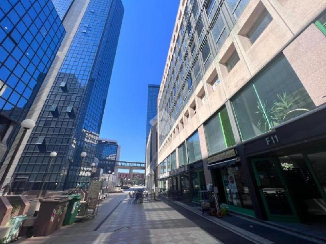 Scoperto B&B a luci rosse nel Centro direzionale, 4 indagati