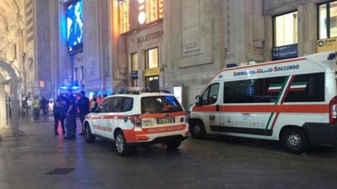 Choc a Milano, passanti accoltellati per strada: uno è grave