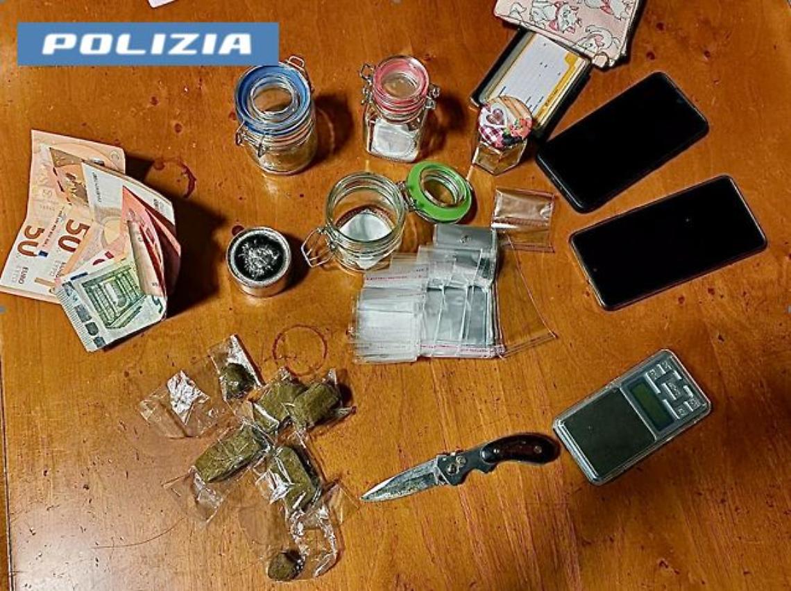 Scoperto con dosi di hashish in auto, arrestato