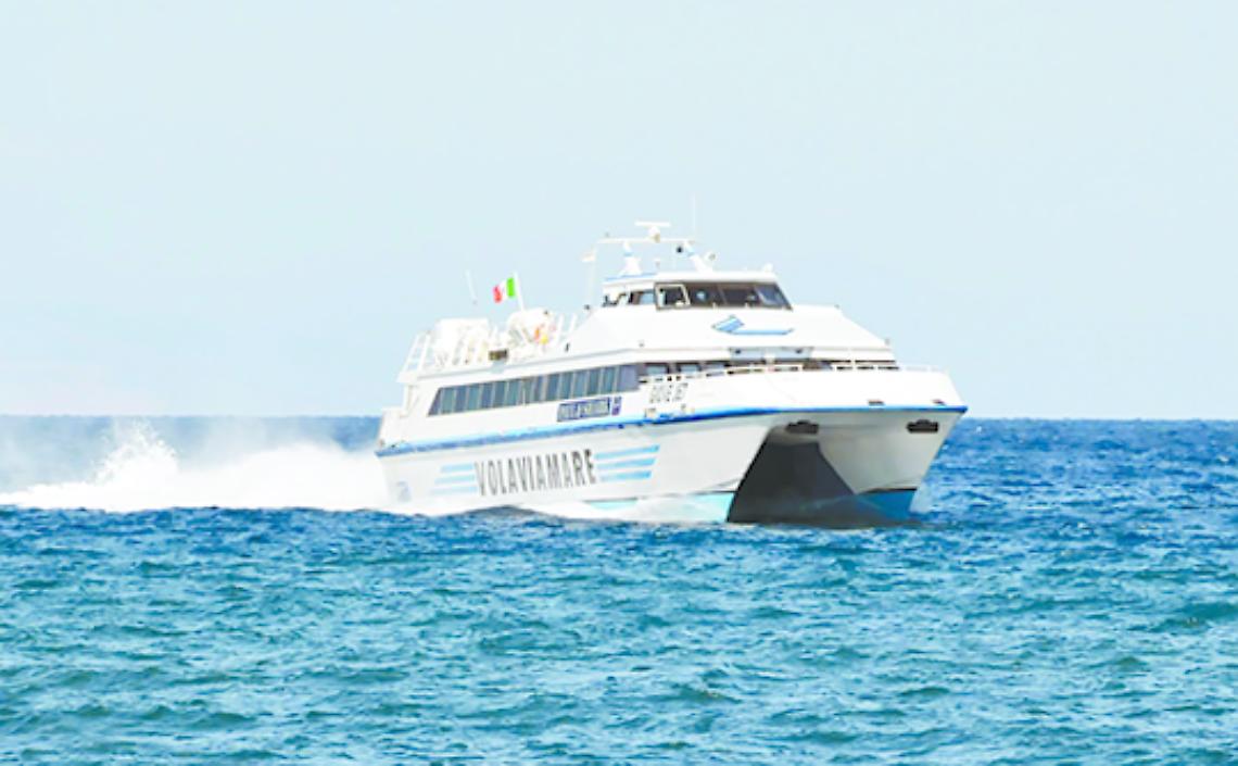 Partoriente a bordo, aliscafo alla massima velocità da Ischia a Napoli