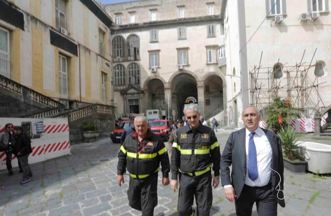 Crollo agli Incurabili, si ampliano le crepe: sgomberato l'ospedale. Trasferite anche le opere d'arte della storica farmacia