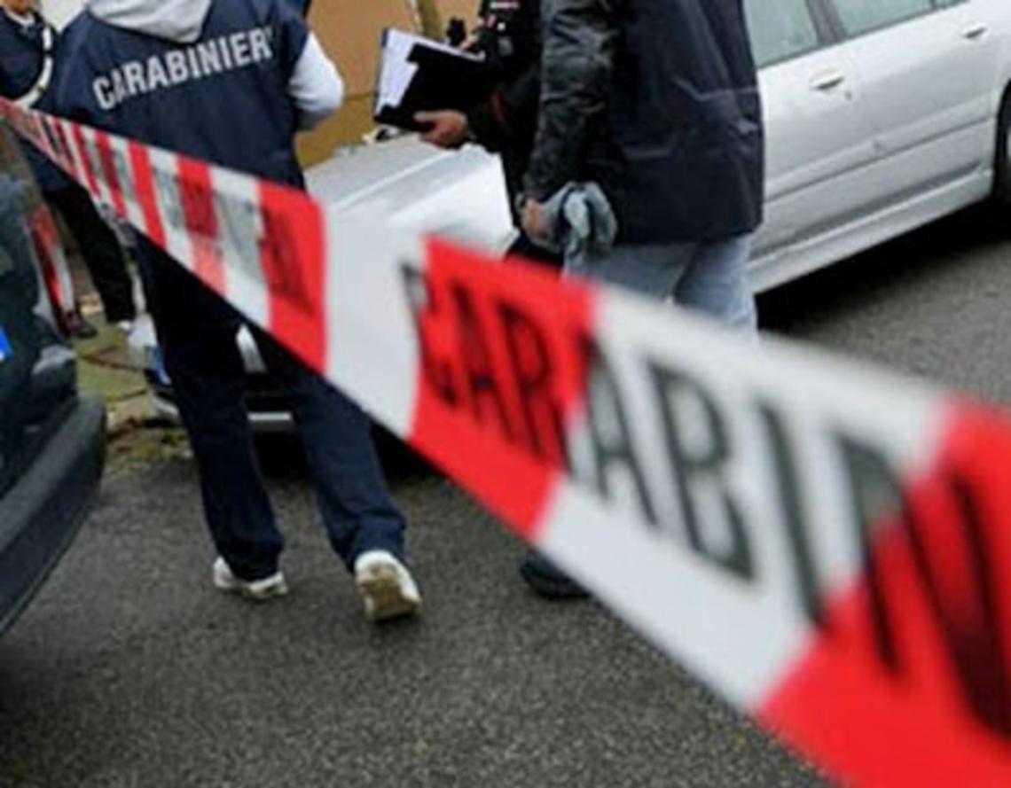 Maestra trovata morta a casa in un lago di sangue
