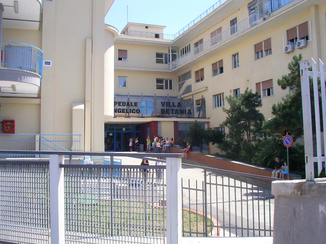 Accoltellato finisce in ospedale, denunciati padre e figlio