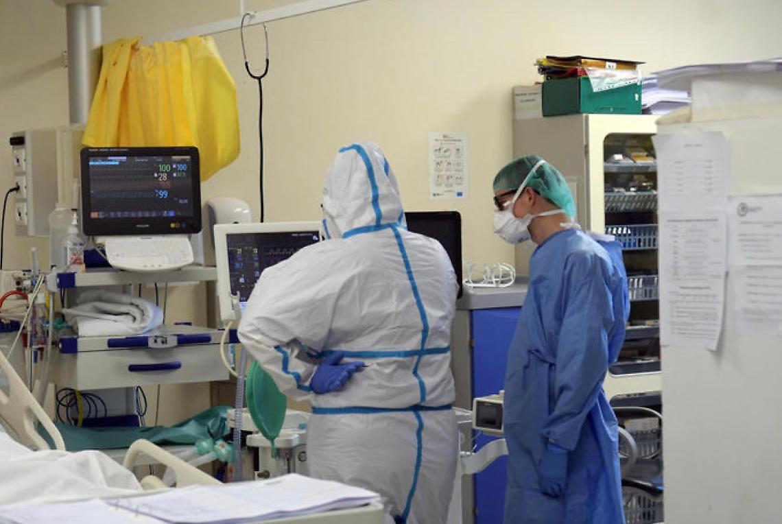 Coronavirus, infermiere di 23 anni muore dopo 12 ore di lavoro