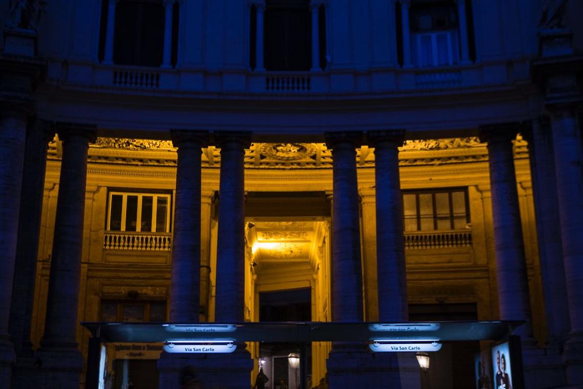 Porticati di fronte al San Carlo, ripristinata l'illuminazione
