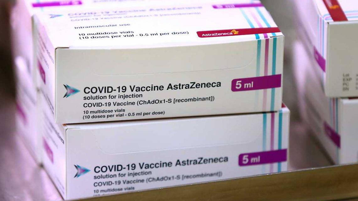 Vaccino AstraZeneca, un nesso con le trombosi c’è: i nuovi dubbi dell’Ema