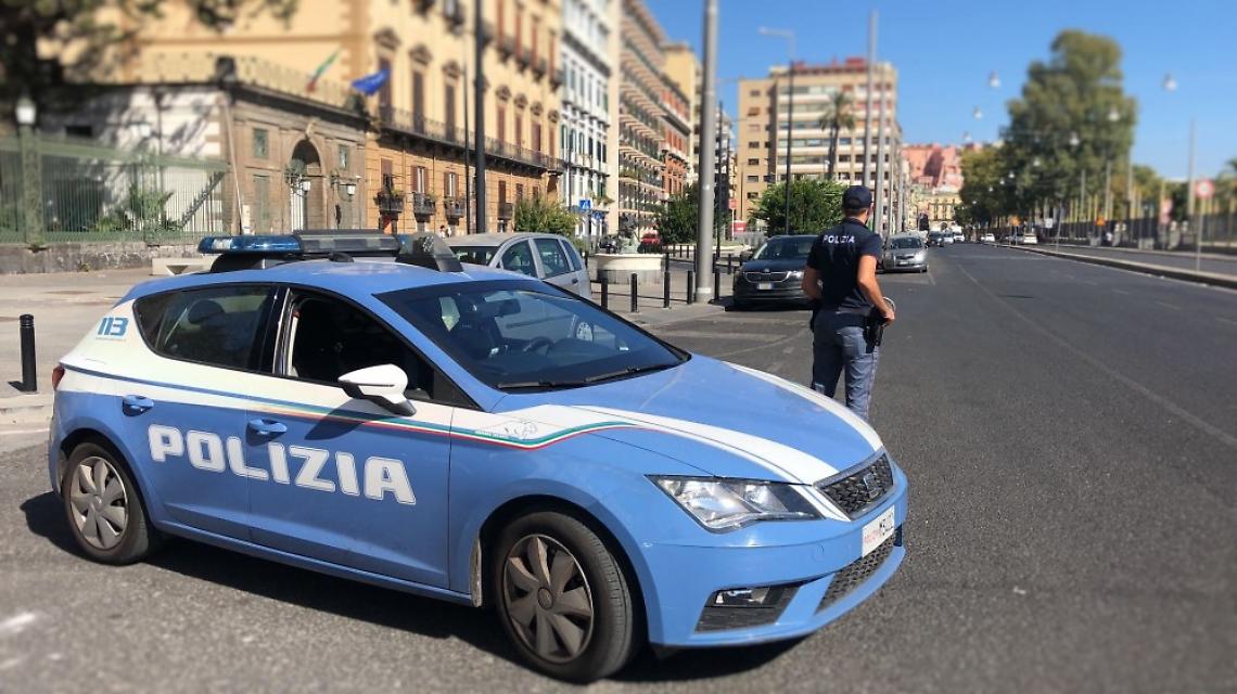 Estorce birre in un locale a Chiaia, fermato
