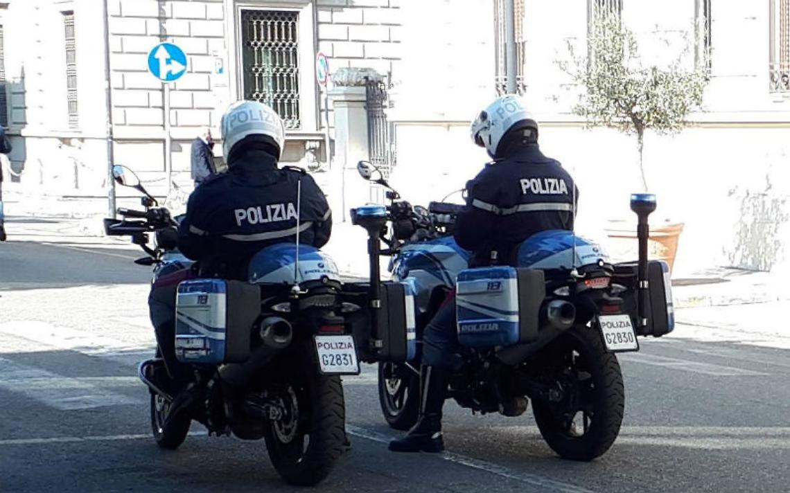 Tenta di rubare uno scooter nel centro storico, bloccato