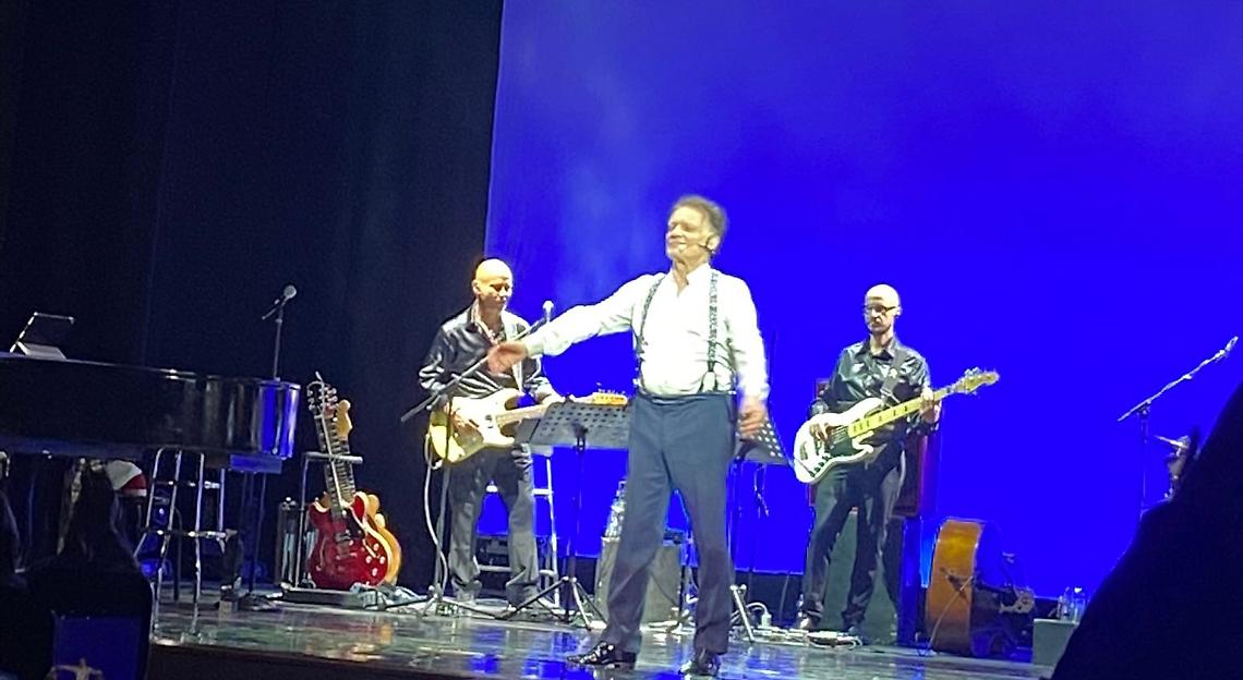 Paura per Massimo Ranieri: cade dal palco durante lo spettacolo, ricoverato in ospedale