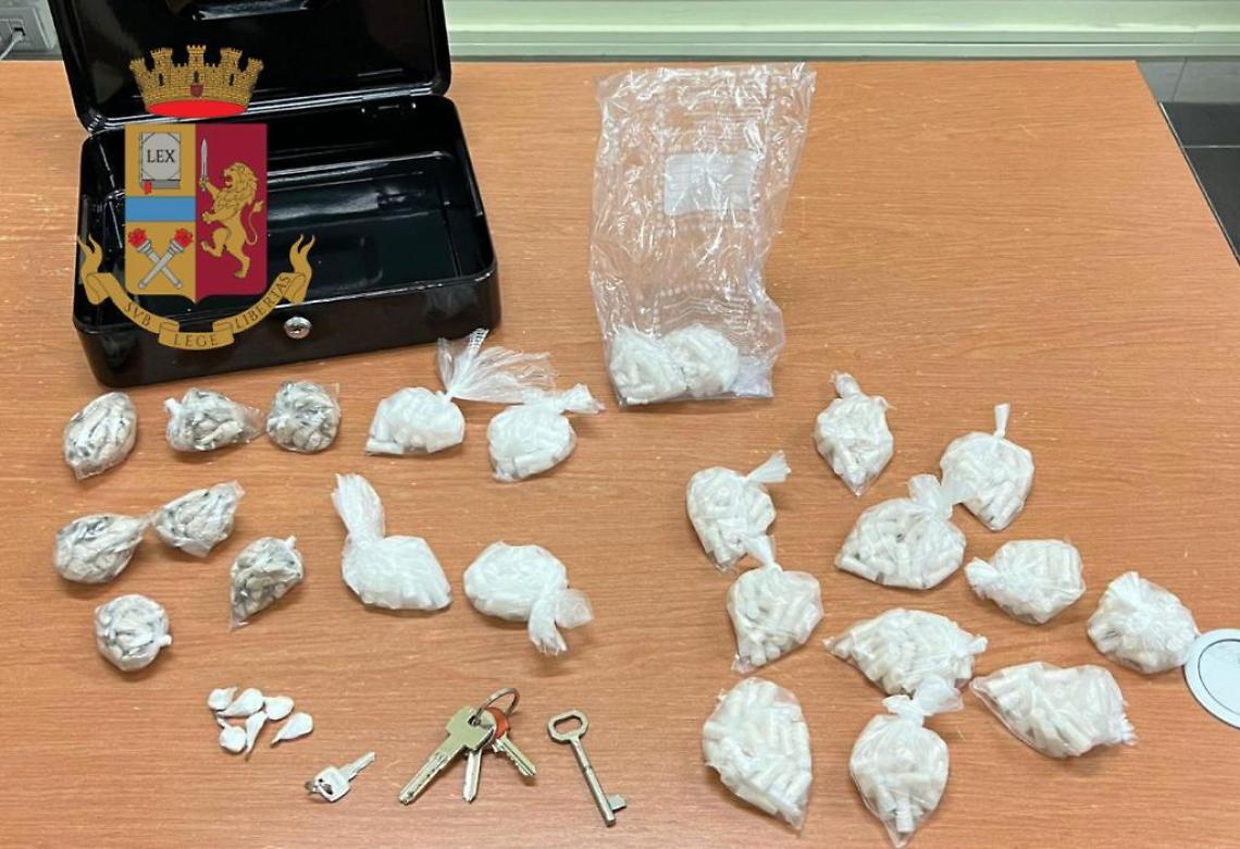 Scampia, sorpreso con eroina e cocaina: 20enne in manette
