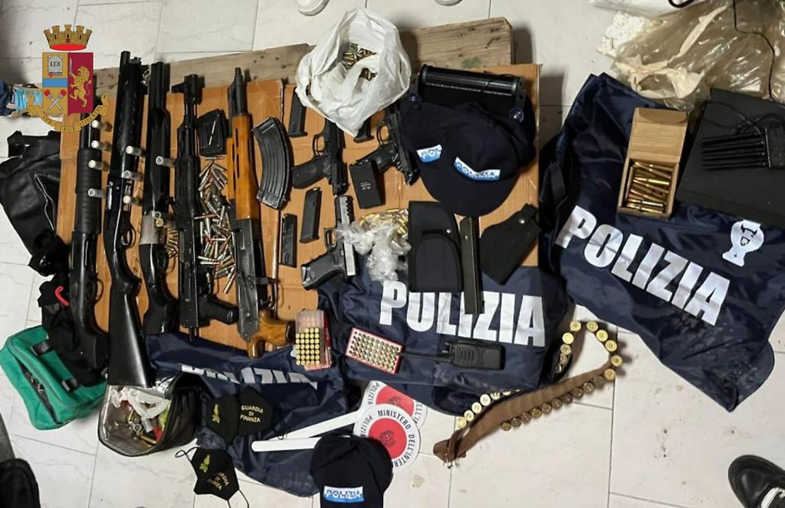 Scoperto con armi, munizioni e materiale in uso alle forze di polizia: arrestato
