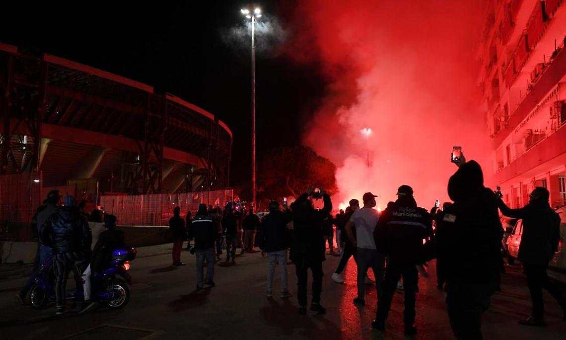 Scavalcamento e fumogeni, arriva il Daspo per 5 tifosi