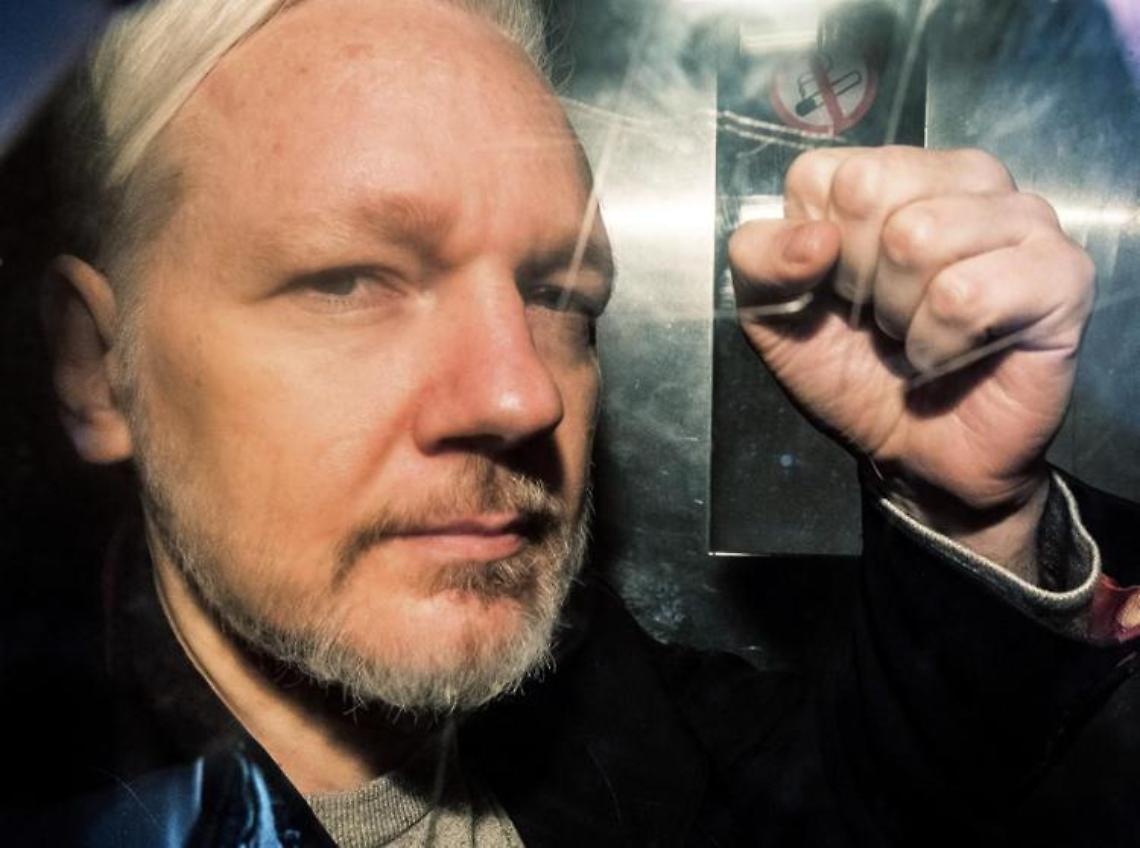 Carlo III, la lettera di Assange: «Imploro il re di farmi visita in carcere»