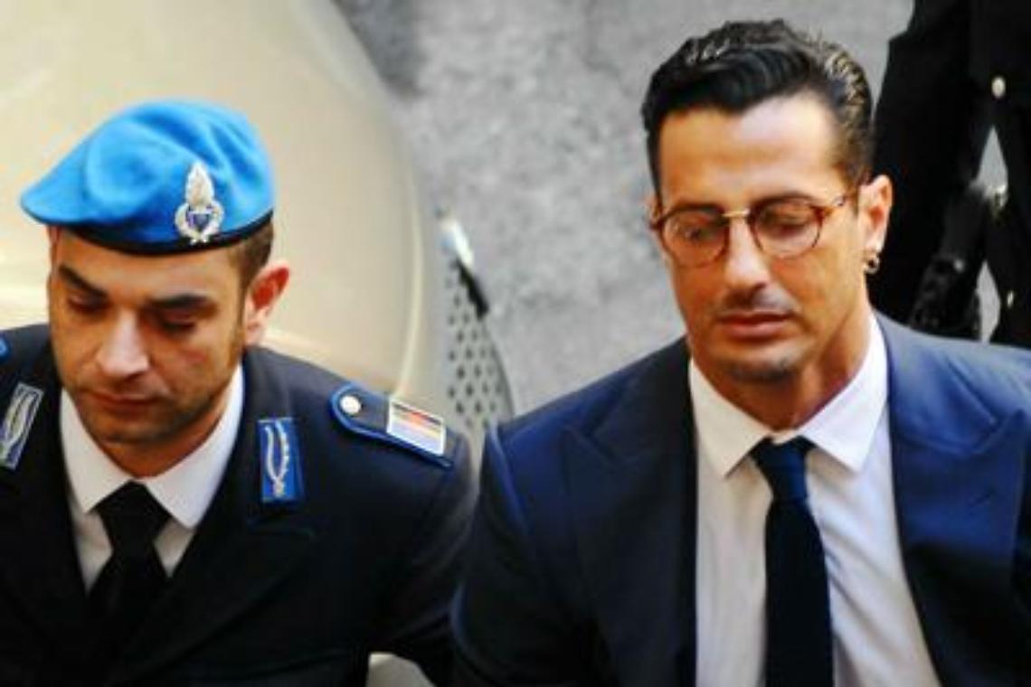 «Vergogna, voglio giustizia», l'urlo <br>di Fabrizio Corona <br>al processo