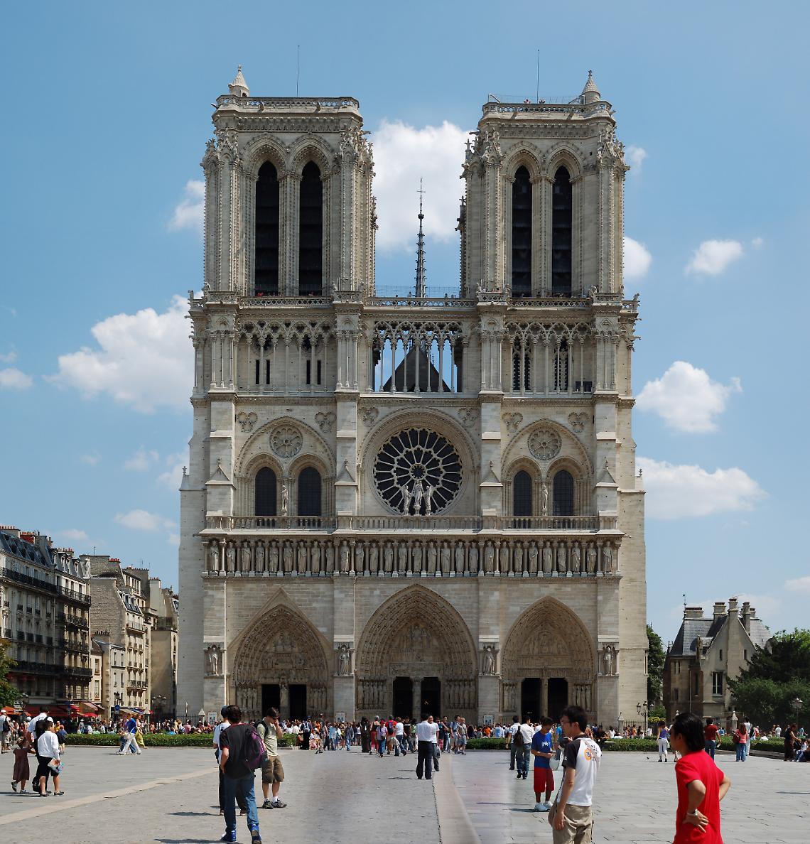 Parigi, spari a Notre Dame: in 900 bloccati in cattedrale