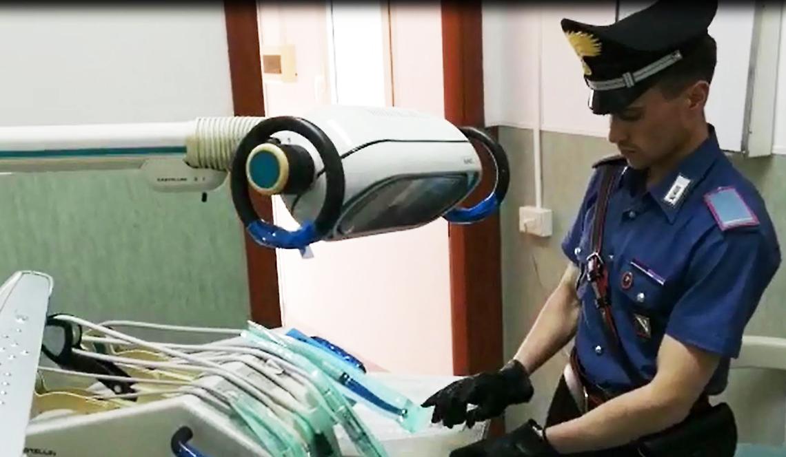 Odontotecnico lavora come dentista, 56enne denunciato a Pozzuoli