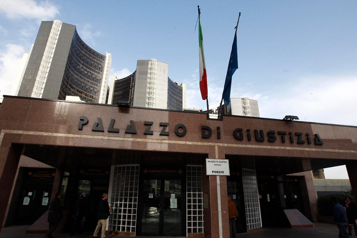 Palpeggia una donna nei corridoi del Palazzo di Giustizia, arrestato