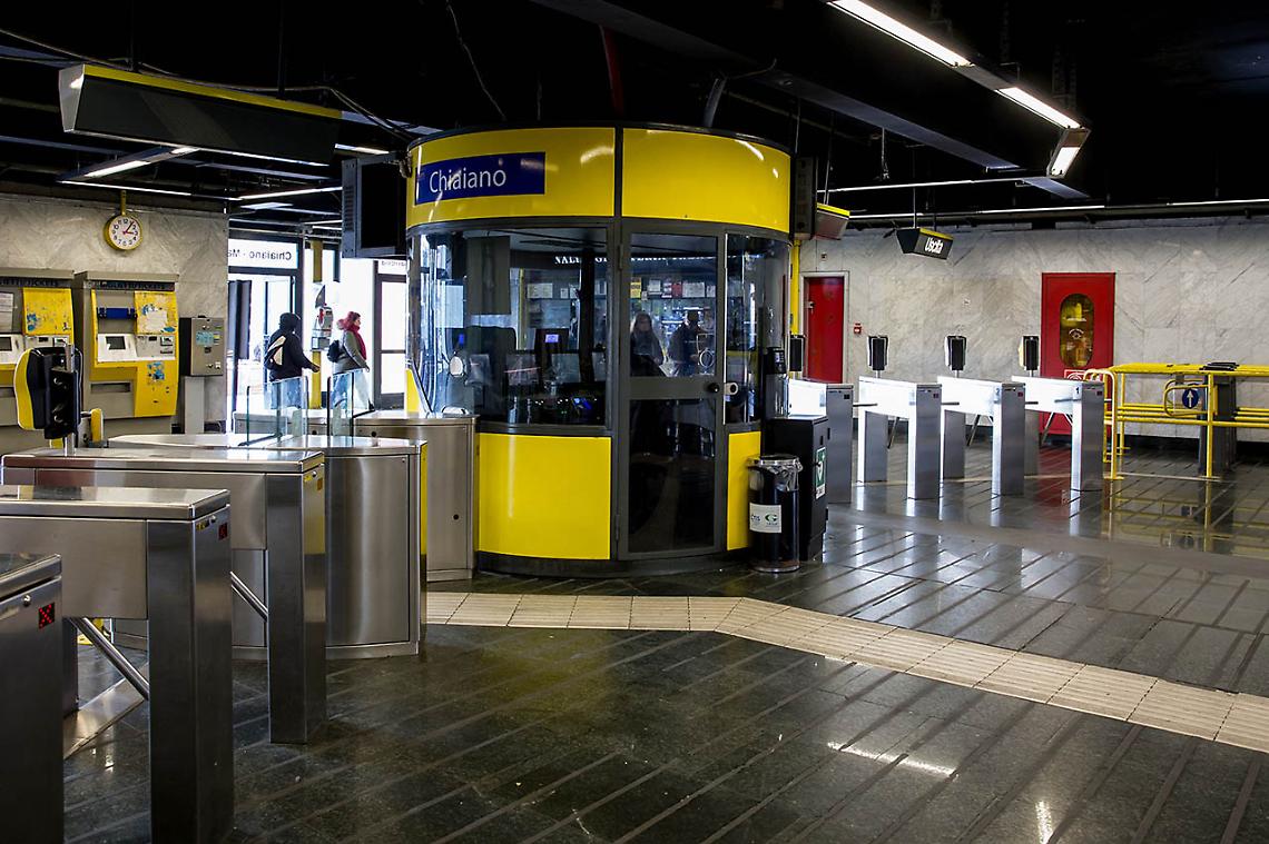Aggredisce vigilanti nella stazione della metro, arrestato
