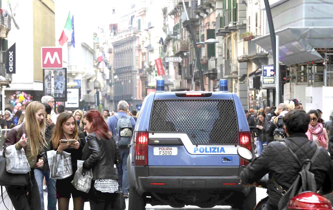 Proiettili alla boutique di via Toledo, via ai controlli nei Quartieri Spagnoli