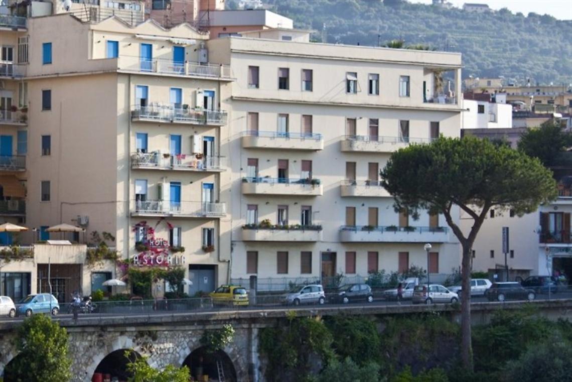 Vico Equense. Bomba carta esplode davanti all'Hotel Astoria