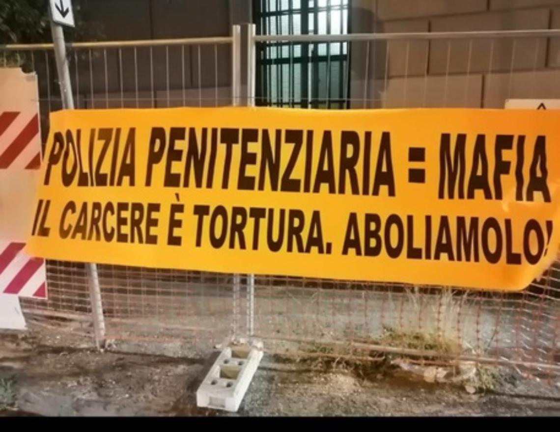 Striscione contro la Penitenziaria davanti al carcere di Pozzuoli