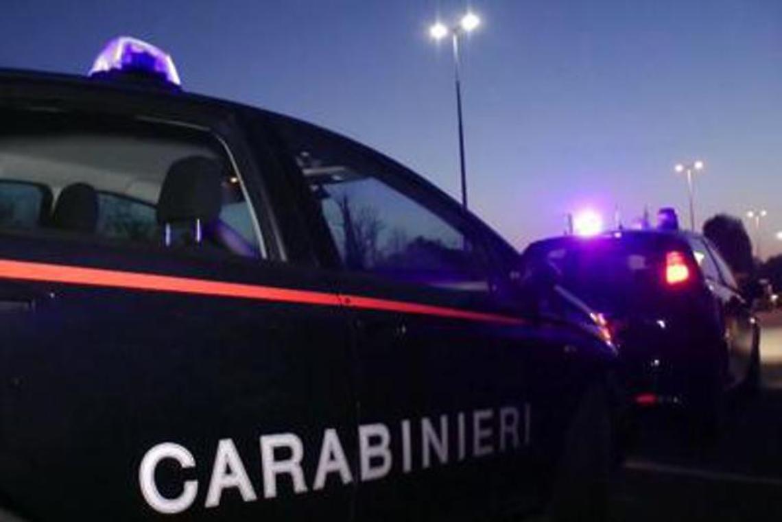 35enne difende donna aggredita dal marito: ucciso a coltellate