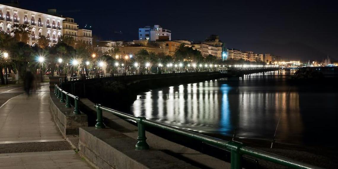 Salerno, guida ubriaco e nudo sul lungomare: denunciato