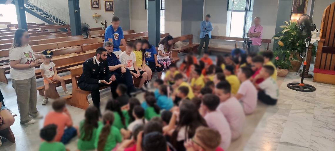 «Hai portato via papà, bravo»: bimbo abbraccia il carabiniere