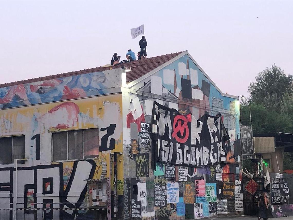Sgombero centro sociale a Bologna. Salvini: «La musica è cambiata». De Magistris: «No a svolta autoritaria»