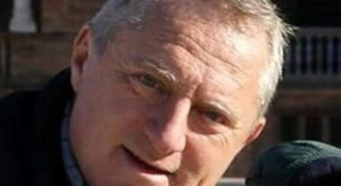 Tragedia in mare: si tuffa in acqua per salvare i figli piccoli, muore papà travolto dalle onde