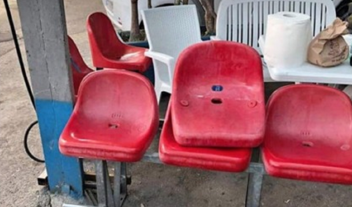 I vecchi seggiolini del San Paolo allo stadio di Scampia