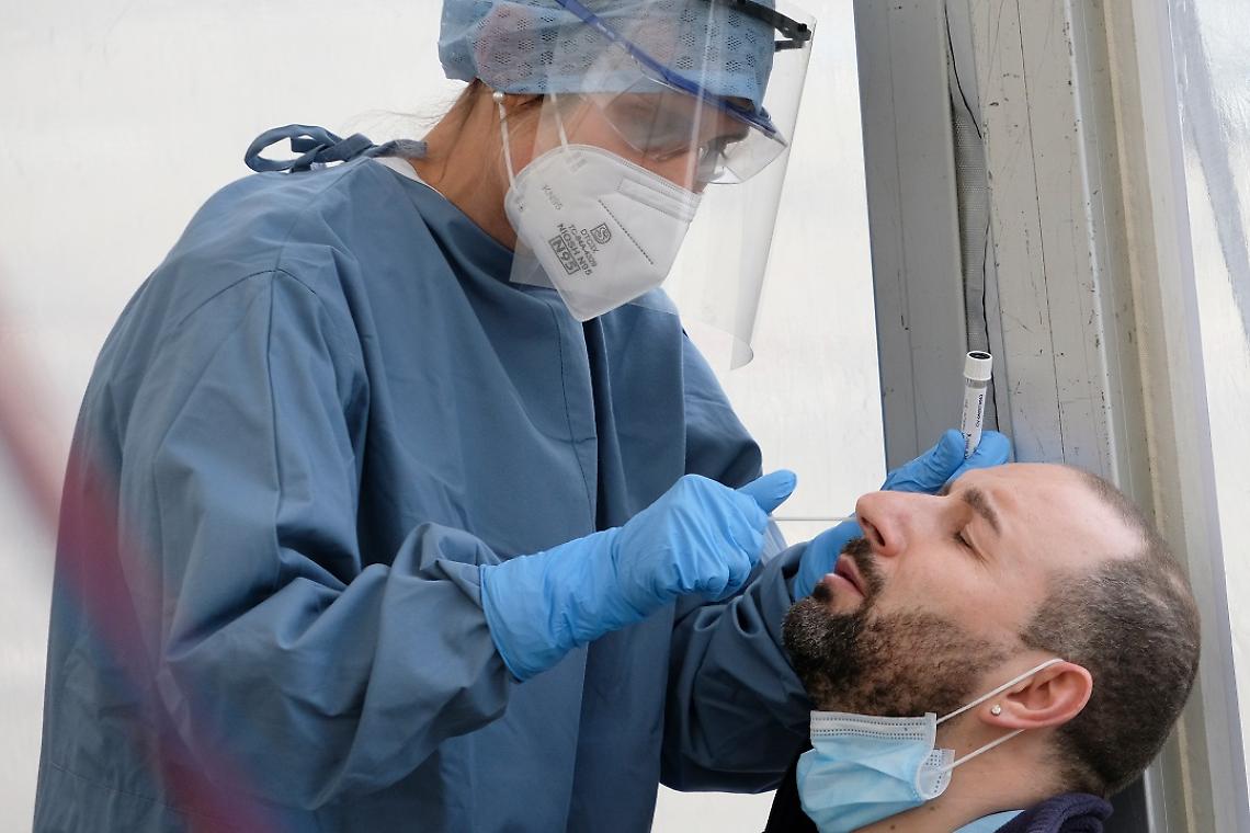 Scuola, prof e personale Ata in fila per il tampone
