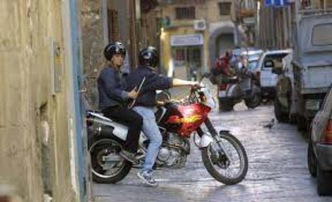 Scippano una catenina d’oro, passante scatta foto: presi