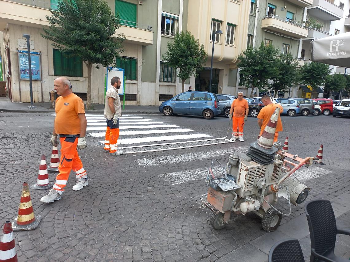 Napoli, proseguono gli interventi di rifacimento delle strisce pedonali