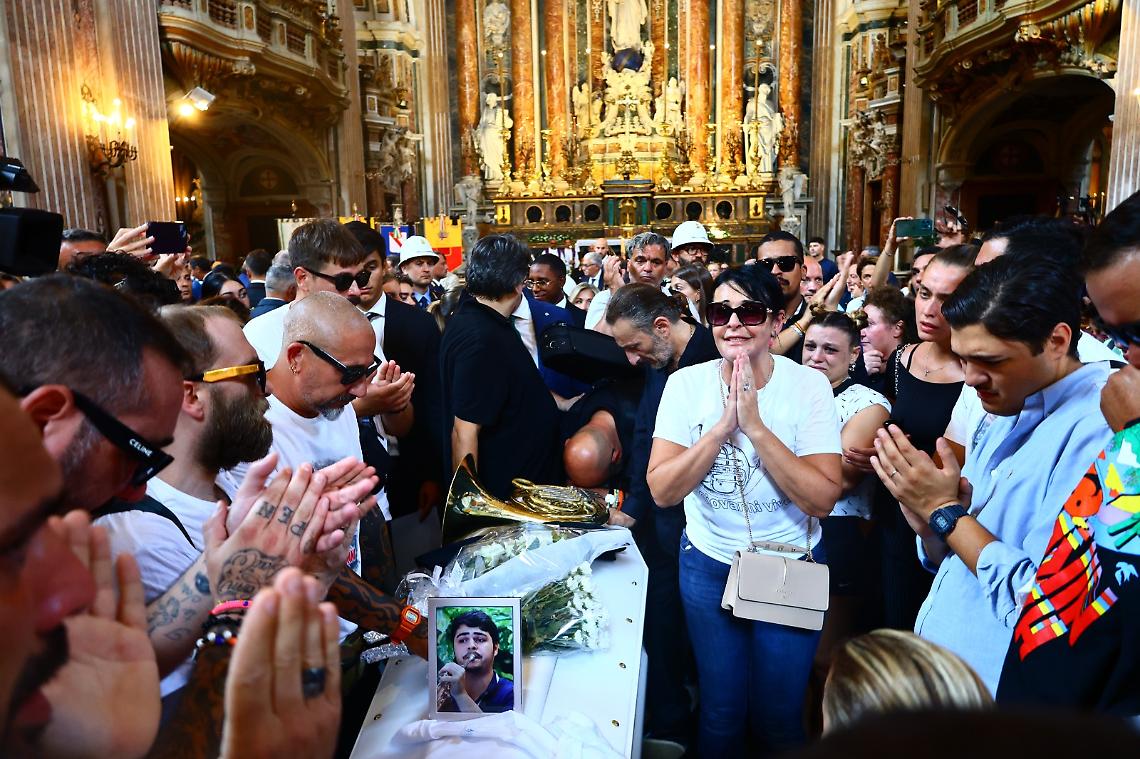 Napoli si ferma per i funerali di Giogiò