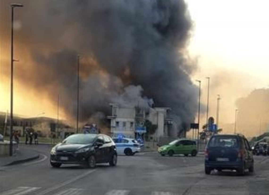Incendio all'ex Sofer di Pozzuoli, colonna di fumo