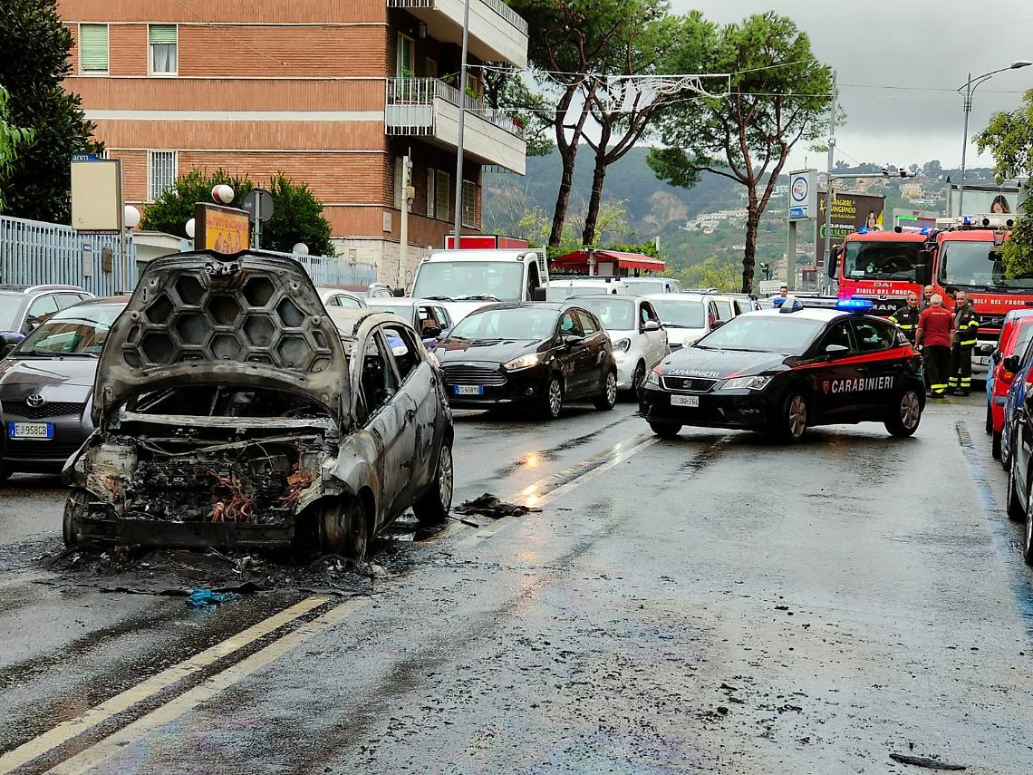 Auto in fiamme al Vomero, c'è un ferito